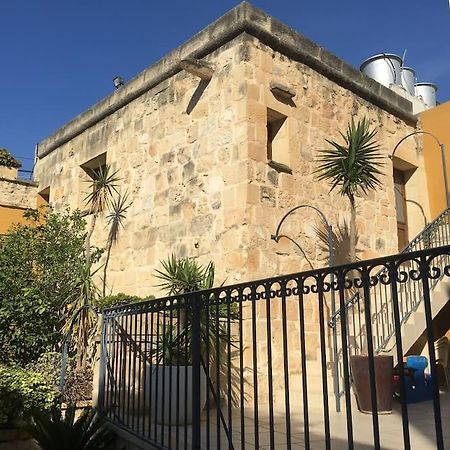 Studio Apartment With Pool In House Of Character. Birkirkara Kültér fotó